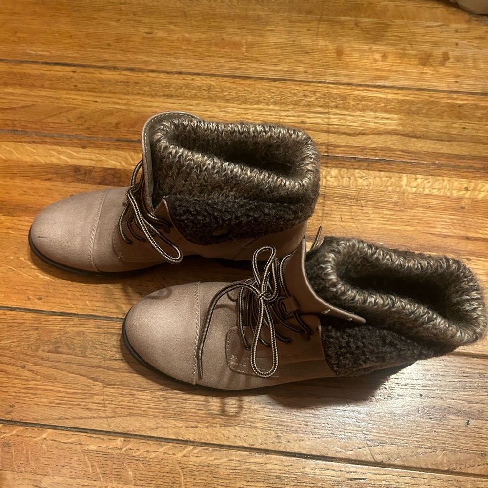 Beige, “Cliffs by White Mountain” boots size 8. - Picture 3 of 4